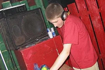 DJ Кит за пультом большого танцпола клуба Шоссе.