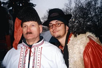 Фотография с городской мэровской Ёлки. Слева - Евгений Насонов_(казак), справа - Алексей Процифер_(цыган). Январь 2002 года.