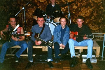 Первое выступление группы состоялось в апреле 2000-го года во Дворце детского творчества, где и проходили репетиции.