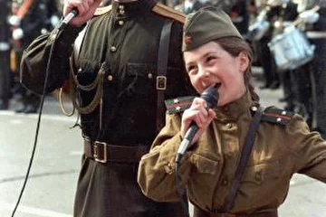 Парад Победы 2002 года, 9 мая Хабаровск 

"Едут едут по Берлину наши казаки!"

Владлен Павленко - солист Хабаровского театра музыкальной комедии. 
