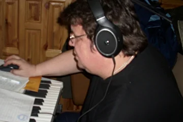 Петр  записывает мою новую песню "Хозяйка весна" прекрасный музыкант и аранжировщик,  г.Новосибирск ДК им.Дзержинского