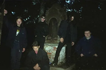 второй состав Sympho-Death 2003г
слево-направо: Misha-гитары/низ-Andrey-шум-барабаны/вверх-Anton-Клавиши-гитара/вверх-случайный чел/низ-Lex-бас, голос