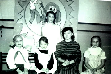 Лобанова А. А. (домра) с первоклассниками.1984 г
