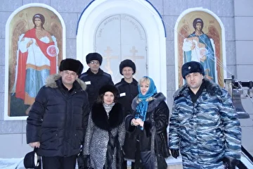 Мы на фоне часовни в СИЗО № 18 с осужденными и зам.начальника колонии