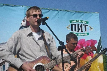 На изображении Огура поёт и Илич.