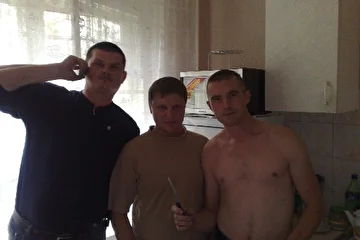 Слева на права
Роман Пивцаев, Жека Комаревич, Олег Гришин