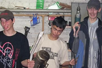 на фото слева Курил справа BOOMBASS, а посередине наш самый ярый фанат!