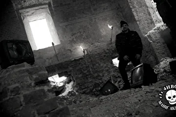 Музыкант 4иво Мани'акальный, кадр из клипа "Авеню заблудших"