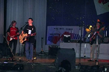 Выступление группы Бриз на фестивале «Рок-Весна 2004» (Озерск, Челябинская область)
http://www.kot.aiq.ru/group/alive/past/2004/0400036.htm