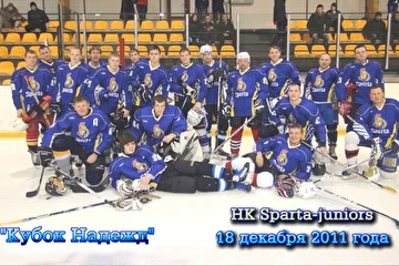 Me hockey team
(left ,A)