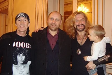 Слава (ПапаБоб) Бобков, Виталий Аксёнов и Никита Джигурда с сыном Анжелем в Париже, 10.12.2009