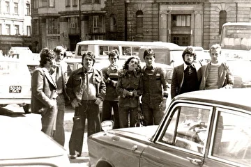 Могилёвский ВИА "Романтики" - Рига - 1977 год. 
Слева направо: Валерий Гуленков, Виктор Поздняков, Александр Шабалин, Владимир Дударук, 
Жанна Токарь, Геннадий Гуленков, Марат Фарберов, Дмитрий Козлов.