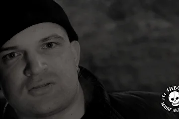 Музыкант 4иво Мани'акальный, кадр из клипа "Авеню заблудших"