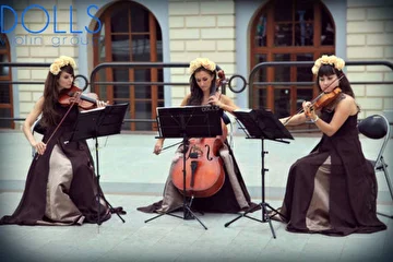 Струнное трио Violin Group DOLLS - живая музыка на выставке