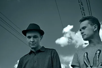Группа Бредбери на REALMUSIC
http://www.realmusic.ru/bredberi/

Группа Бредбери в ВКонтакте
http://vk.com/bredbery_q