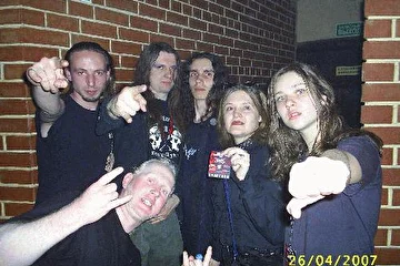 С лева на права:
Vlad (Gothic Sky), Adam (вокалист и гитарист HATE), Дмитрий (Gothic Sky), Lynda (Gothic Sky), Вика (клавишница Little Dead Bertha)
В низу - Crane (Gothic Sky)