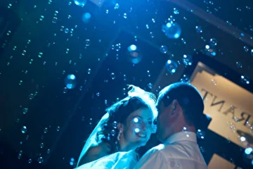 Мыльные пузыри – еще один способ сделать вашу свадьбу удивительной, запоминающейся, необычной. Мыльные пузыри очень интересно выглядят на фотографиях.