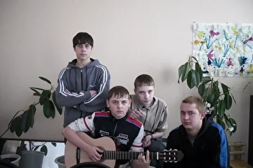 Вот будующая группа!я по середине как вокалист,с лева от меня Второй участник группы и справа тоже второй участник группы а за мной левый парень просто с нами по отдельности выступал!