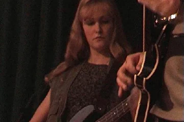 Басистка на концерте "Северный шторм" 2003г.