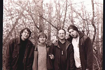 Весна 2003. Всё только начинается. Фотка получила название "Пин-Небослов" - тогда ПИНКОДИЗМ рулил вовсю!!! Кстати, позже на этой же остановке была сделана фотка для обложки дебютного "Летнего альбома".