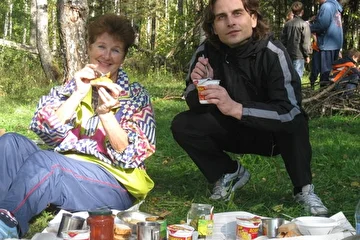 Я на отдыхе в лесу.Рядом  со мною моя коллега.