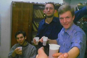 Некоторые репетиции сопровождались распитием пенного кубка. Таганрогская группа АД ЛИБИТУМ (слева направо) - Михаил, Иван, Максим. И моя рука со стаканом из-под камеры ;)