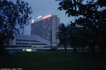 Москва, ЮЗАО: Гагаринский, улица Косыгина, 15, КОРСТОН ОТЕЛЬ (ОРЛЕНОК ГОСТИНИЧНО-РАЗВЛЕКАТЕЛЬНЫЙ КОМПЛЕКС)  (М. ВОРОБЬЕВЫ ГОРЫ, ЛЕНИНСКИЙ ПРОСПЕКТ)
http://hairworld.spkr.ru/ru/tourism/10/
http://ru.wikipedia.org/wiki/Корстон-Москва