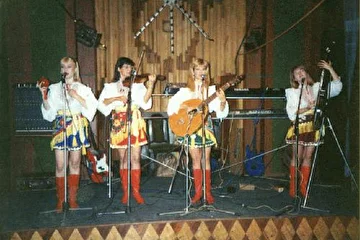Елена, Оксана, Татьяна, Светлана (слеа направо) 