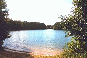 Чистая озерная вода, мягкий песочек, никаких ракушек и пр.