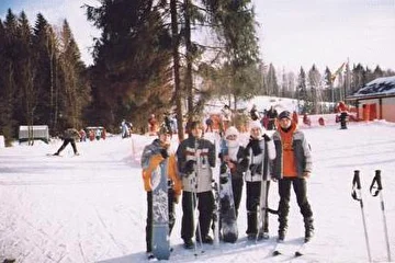 поехали с группой на лыжах кататься