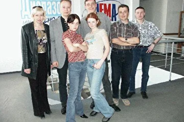 Группа "Та-ту" были в гостях у нас на радиостанции "Рифма" весной 2002года. На фото я крайний справа.