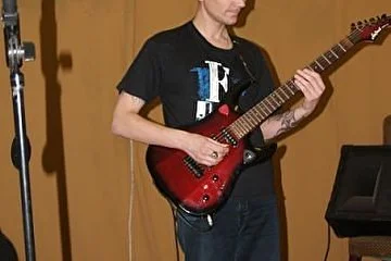 Попов Максим - гитара
 (Новая Жизнь 2012, Театр Теней 2012)
присоединился к
группе в 2012-м году. В начале 2013-го
покинул группу