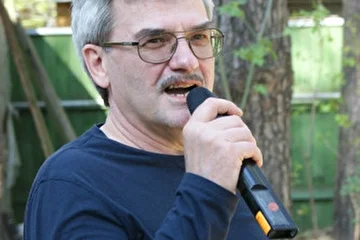 2000-е...

Мы, северяне, Тиксинцы встречаемся в мае на традиционный День Солнца - Праздник северян.
Встречаемся у меня в Раменском.
Вот только тут я и снова запел после 20-летнего бизнес-перерыва...