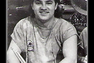 Геннадий Босых играл на барабанах в группе "03"(1986-1987 годах)