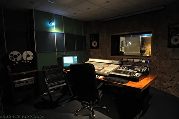 Silence Records Mixing room
Аппаратная студии.