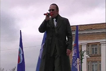 Концерт на городской площади. Поздний октябрь.