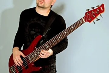Михаил Махов – бас гитара