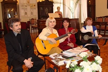 Это была встреча студентов гуманитарных вузов с творческой интеллигенцией города. Я в центре