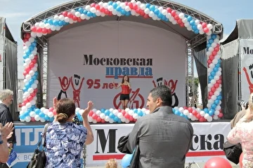 12 июня на Поклонной горе состоялся Московский фестиваль прессы.
В концертной программе газеты "МОСКОВСКАЯ ПРАВДА", отмечавшей свое 95-летия приняла участие певица, автор песен ИРИНА КОЛЬБА.
Программу ее выступления отличала особая энергетика, драйв и позитив. Певица исполнила проверенные хиты - КАПРИЗ, ДЕТСКАЯ ПЕСНЯ, ЭТОТ МИР, а также состоялись две премьеры песни - "ДЕНЬ РОЖДЕНИЕ" - в подарок газете "МОСКОВСКАЯ ПРАВДА" и "БУДЕТ ВСЕ КАК В СКАЗКЕ".