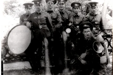 Военный оркестр под управлением военного дирижера капитана Лунина  Игоря Аркадьевича, прекрасного наставника и человека.