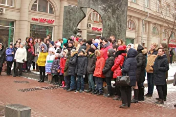 Экскурсия к памятнику Булата Шаловича Окуджавы на Арбате. Поём "Живописцев"