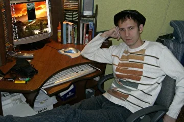Я в кепке справа