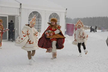 Презентация площадки в Ново-Переделкино.
Выступление в холодную погоду. Без проблем. Теплые костюмы и задорные песни.
Заказ артистов, организация праздников
+7(495)437-27-07
+7(903)670-28-18