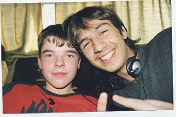 Гы.. Меня прет фота :)  Сентябрь-октябрь 2002. Едем на экскурсию хрен-помнит-куда... :) Показываем факи...
(Как обычно на мой шухер на бошке не обращяем внимания! =) )