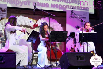 Струнное трио Violin Group DOLLS - живая музыка на выставке