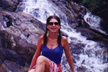 За спиной - самый большой водопад острова Самуи. Температура воздуха 40 градусов, а вода +15.