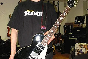 Ну типа енто Сеня в магазине Rock-and-Roll (где он работает) с гитарой Epiphone LesPaul Standart w/tone bender!!