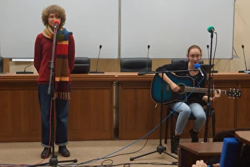 Лена Жилина с подругой, подыгрывающей ей, кажется, "Дом на мели"