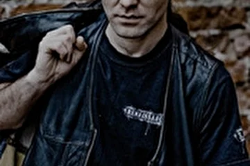 (Гитара, бэк-вокал)