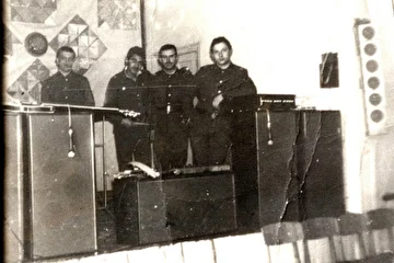       Армия (1984) - военный оркестр готовиться играть танцы в клубе железнодорожников. Наша работа по выходным.
      Я чуть в стороне. Бас гитара - моя. 